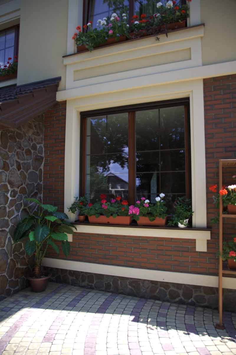 фото деревянного окна с цветами