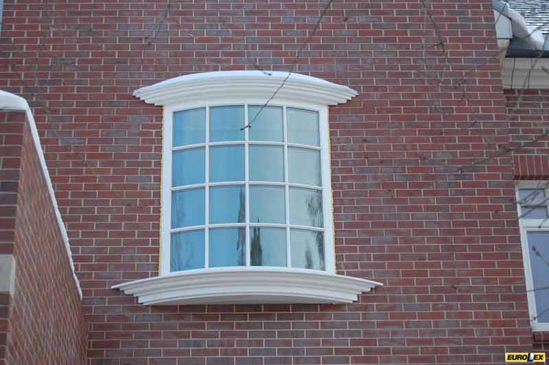 белое гунтое деревянное окно